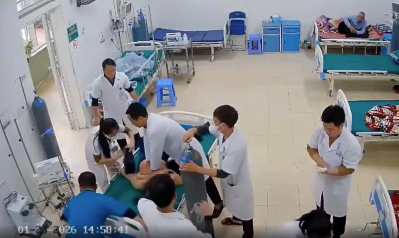 5 phút ‘chạy đua với tử thần’ cứu sống người phụ nữ ngừng tim ở Nghệ An- Ảnh 1.