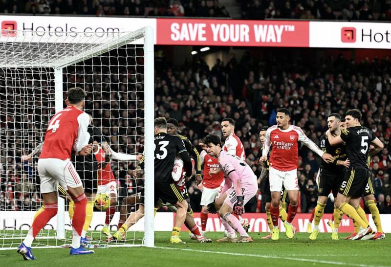 Arsenal thua sốc Man United sân nhà, Ngoại hạng Anh sôi sục- Ảnh 6.
