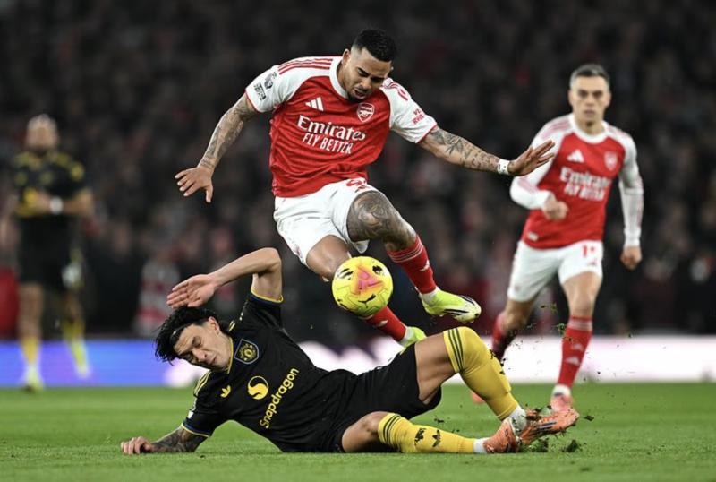Arsenal thua sốc Man United sân nhà, Ngoại hạng Anh sôi sục- Ảnh 2.