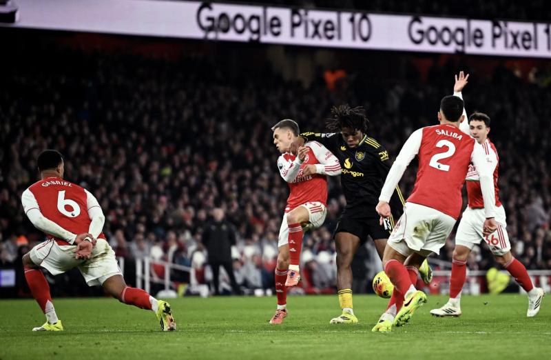 Arsenal thua sốc Man United sân nhà, Ngoại hạng Anh sôi sục- Ảnh 5.