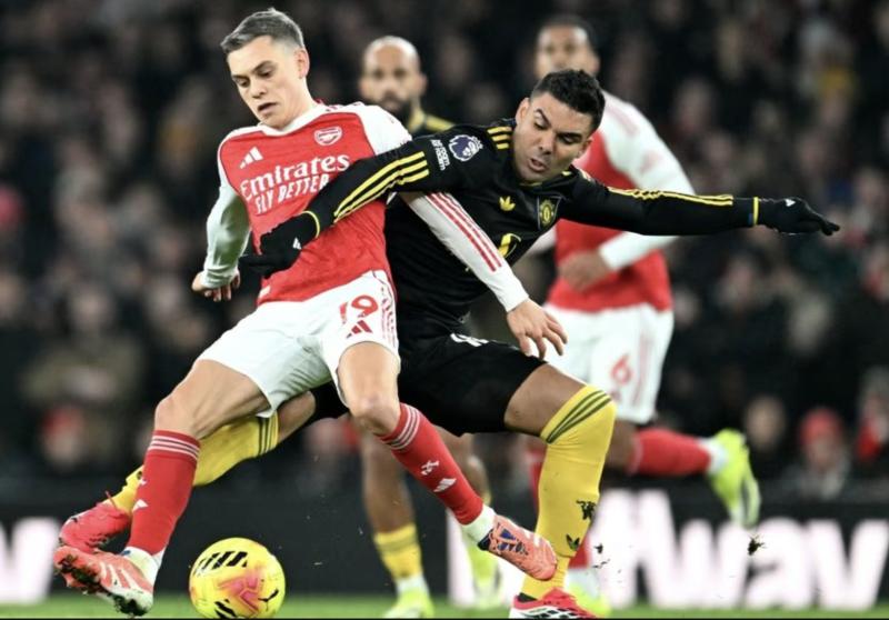 Arsenal thua sốc Man United sân nhà, Ngoại hạng Anh sôi sục- Ảnh 1.