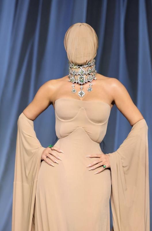 Jennie mặc thiết kế từng đẩy Kim Kardashian vào bão tranh cãi: Jennie win chặt!- Ảnh 6.
