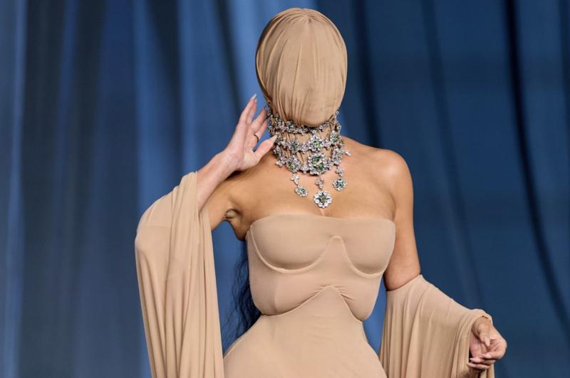 Jennie mặc thiết kế từng đẩy Kim Kardashian vào bão tranh cãi: Jennie win chặt!- Ảnh 5.