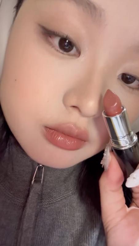 Có hãng son cứ trời lạnh là chiếm sóng MXH: Quá nhiều màu hot trend, lên môi slay thôi rồi!- Ảnh 11.