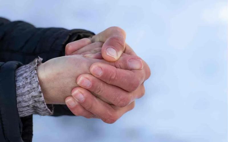 Trời lạnh giá, trước khi bắt tay vào làm việc gì hãy cân nhắc xem có ảnh hưởng đến sức khỏe bản thân. Ảnh minh họa: Getty Images