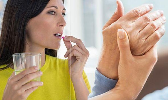 Uống vitamin buổi sáng khiến nhiều người phí công vô ích: 3 loại vitamin chuyên gia khuyên nên tránh uống khi mới ngủ dậy- Ảnh 3.