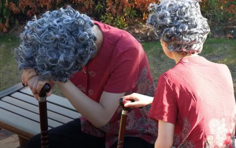 Khi người thân hay quên, chúng ta lại nghĩ đó là “già rồi” mà bỏ qua bệnh Alzheimer: Đừng chủ quan với 5 thay đổi này- Ảnh 1.