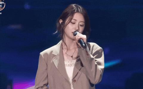 Showbiz có mỹ nhân bị chê làm ca sĩ mà chưa từng hát live tốt, giọng hát như đổi lấy chân của nàng tiên cá- Ảnh 1. Showbiz có mỹ nhân bị chê làm ca sĩ mà chưa từng hát live tốt, giọng hát như đổi lấy chân của nàng tiên cá- Ảnh 1.