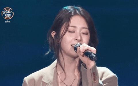 Showbiz có mỹ nhân bị chê làm ca sĩ mà chưa từng hát live tốt, giọng hát như đổi lấy chân của nàng tiên cá- Ảnh 2. Showbiz có mỹ nhân bị chê làm ca sĩ mà chưa từng hát live tốt, giọng hát như đổi lấy chân của nàng tiên cá- Ảnh 2.