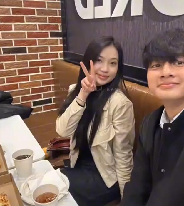 Thủ môn hotboy Cao Văn Bình U23 Việt Nam đã có bạn gái xinh xắn, tình cảm cỡ này, hội fangirl 