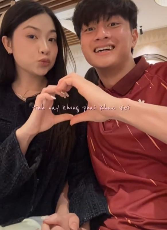 Thủ môn hotboy Cao Văn Bình U23 Việt Nam đã có bạn gái xinh xắn, tình cảm cỡ này, hội fangirl 