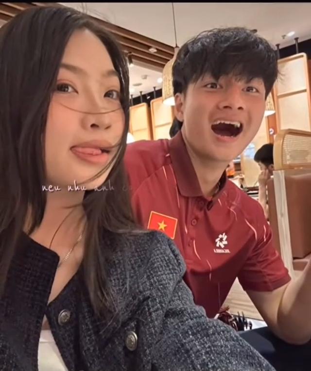 Thủ môn hotboy Cao Văn Bình U23 Việt Nam đã có bạn gái xinh xắn, tình cảm cỡ này, hội fangirl 