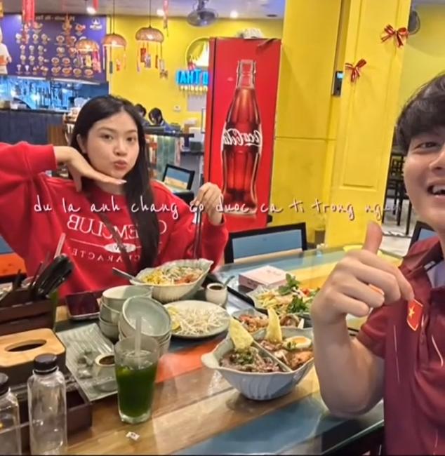 Thủ môn hotboy Cao Văn Bình U23 Việt Nam đã có bạn gái xinh xắn, tình cảm cỡ này, hội fangirl 