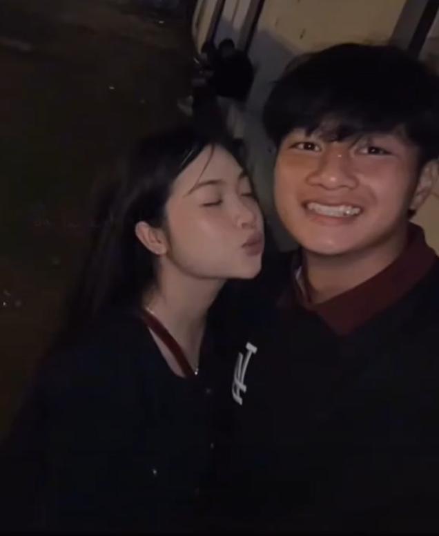 Thủ môn hotboy Cao Văn Bình U23 Việt Nam đã có bạn gái xinh xắn, tình cảm cỡ này, hội fangirl 