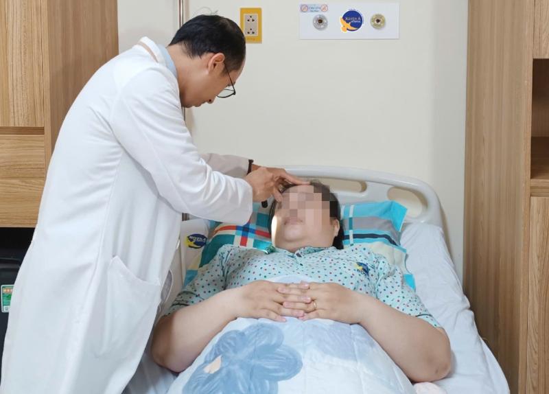 Tự điều trị đau đầu và sụp mí mắt, bệnh nhân nguy kịch- Ảnh 2.
