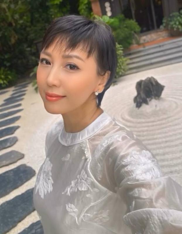 Mẹ Doãn Hải My U50 khoe visual trẻ đẹp bất bại ngày cuối năm, thần thái sang chuẩn 