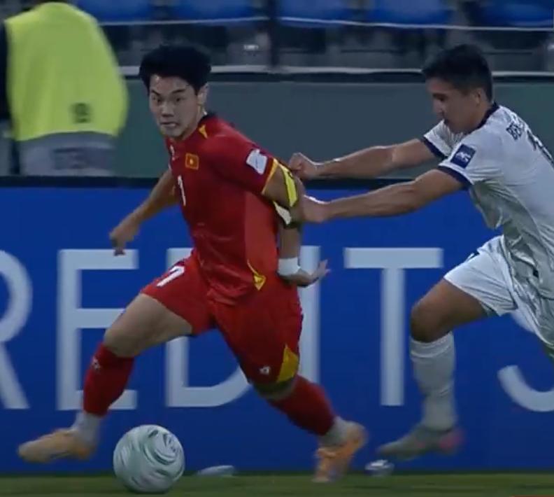 Cả MXH đồng loạt đòi lại băng đội trưởng U23 Việt Nam cho hotboy Đình Bắc- Ảnh 1.