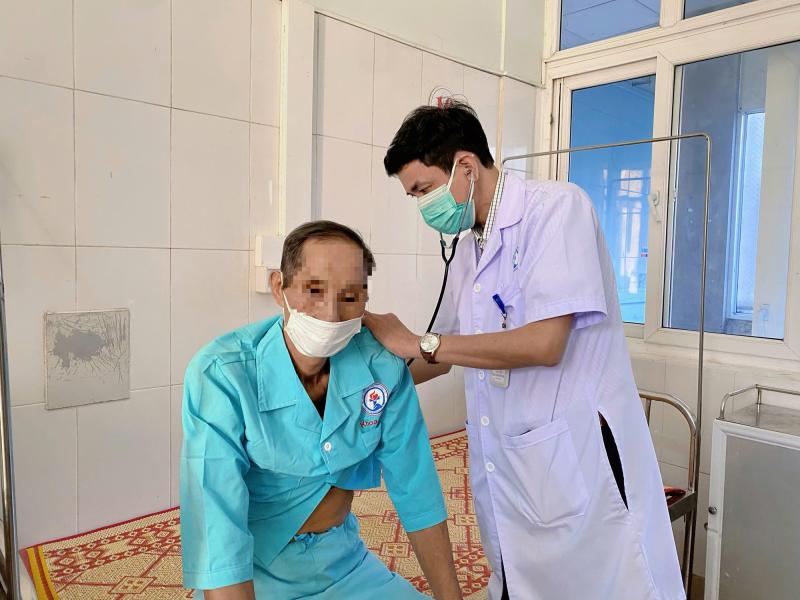 Cứu sống cụ ông 71 tuổi bị "ho ra máu sét đánh"- Ảnh 1.