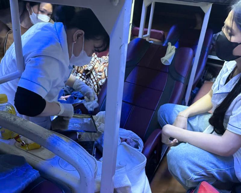 Khoảnh khắc y tế xã đỡ đẻ cho sản phụ mang song thai trên giường... xe khách- Ảnh 1.