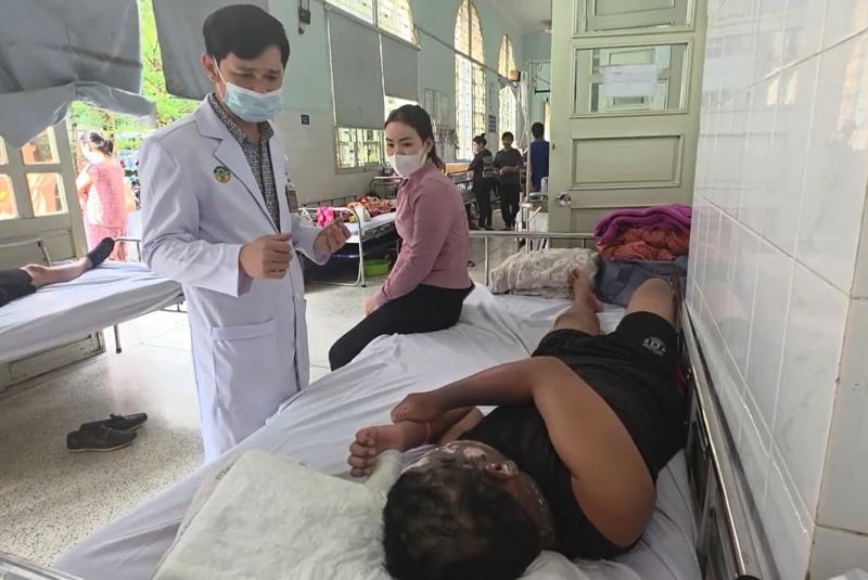 Chơi pháo nổ, bé trai bị tai nạn cháy đen khuôn mặt- Ảnh 2.