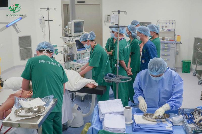 Cứu sống người đàn ông liên tiếp ngừng tim vì rối loạn nhịp ác tính- Ảnh 1.