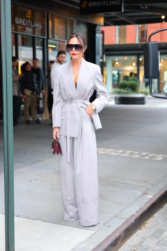 4 item giúp Victoria Beckham trở thành biểu tượng thời trang từ năm này qua năm khác- Ảnh 7.