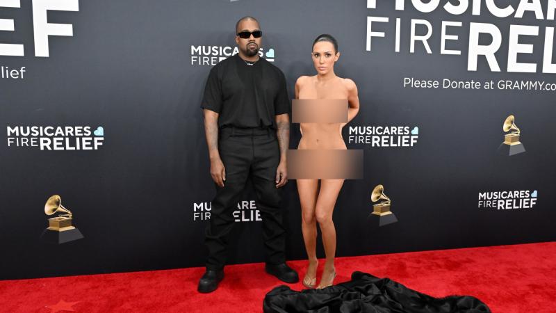 Vợ Kanye West tiếp tục với thời trang gây sốc, đi tới đi lui như bức tượng bạc trần trụi- Ảnh 7. Vợ Kanye West tiếp tục với thời trang gây sốc, đi tới đi lui như bức tượng bạc trần trụi- Ảnh 7.