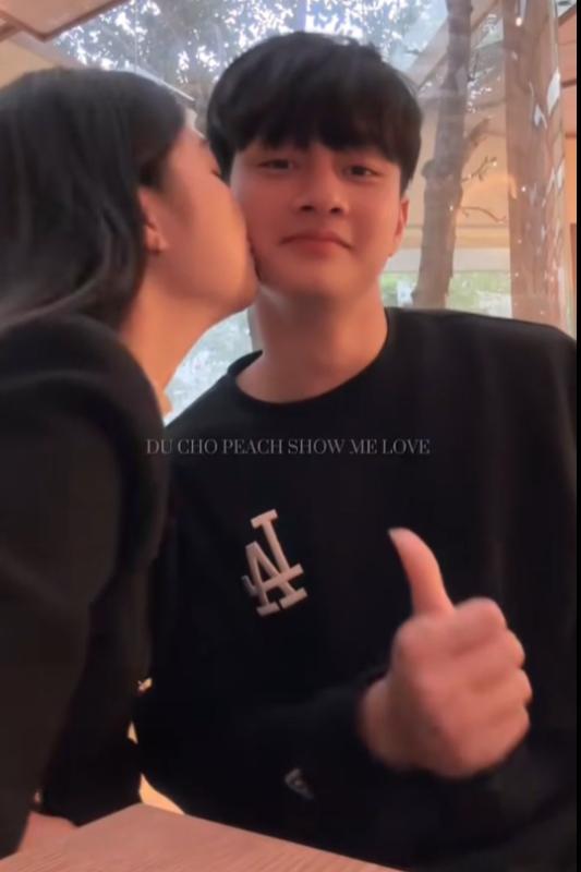 Thủ môn hotboy Cao Văn Bình U23 Việt Nam đã có bạn gái xinh xắn, tình cảm cỡ này, hội fangirl 