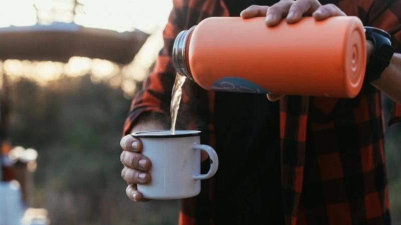 Sốc: Dùng bình giữ nhiệt để uống cà phê nóng, người đàn ông tử vong vì nhiễm độc chì- Ảnh 1.
