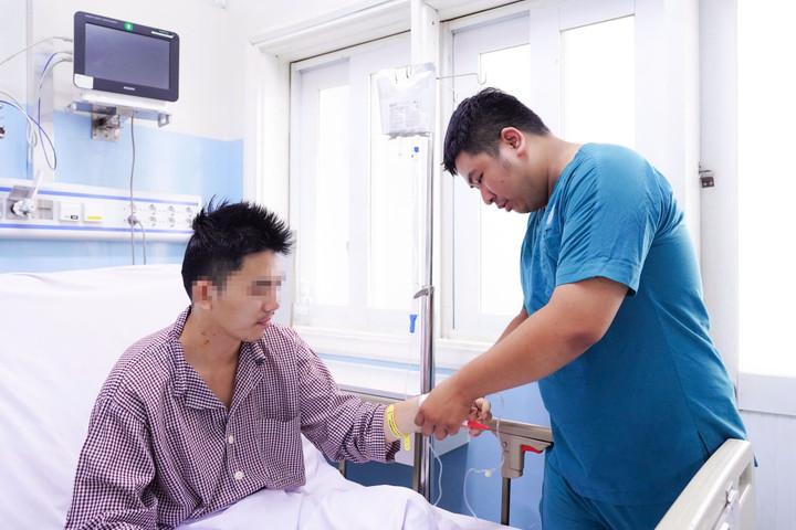 Cứu sống người đàn ông ngừng tim khi đang chơi cầu lông- Ảnh 2.