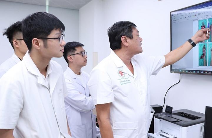 Pháo nổ 'xé' nát bàn tay thiếu niên 15 tuổi- Ảnh 1.