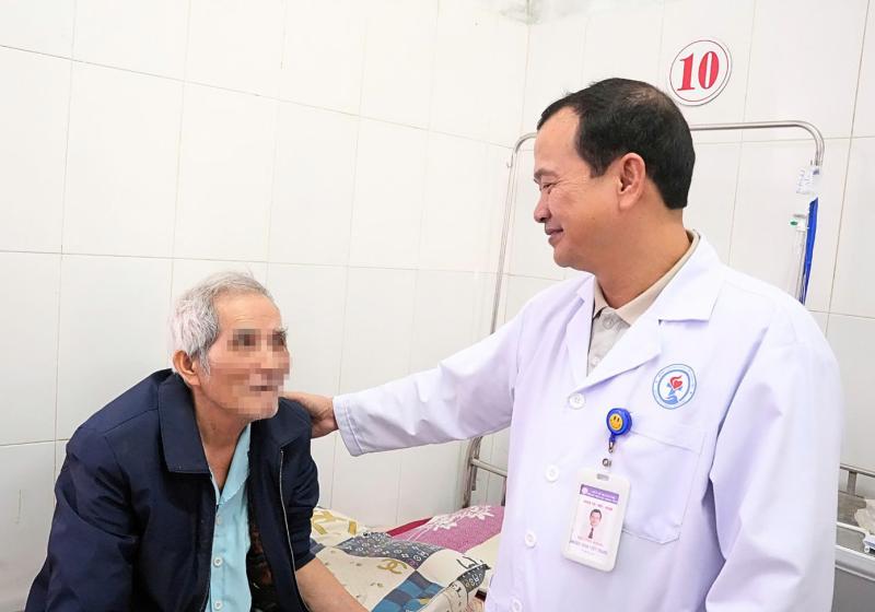 Cụ ông ở Quảng Trị gặp chứng ăn mòn xương mặt- Ảnh 2.