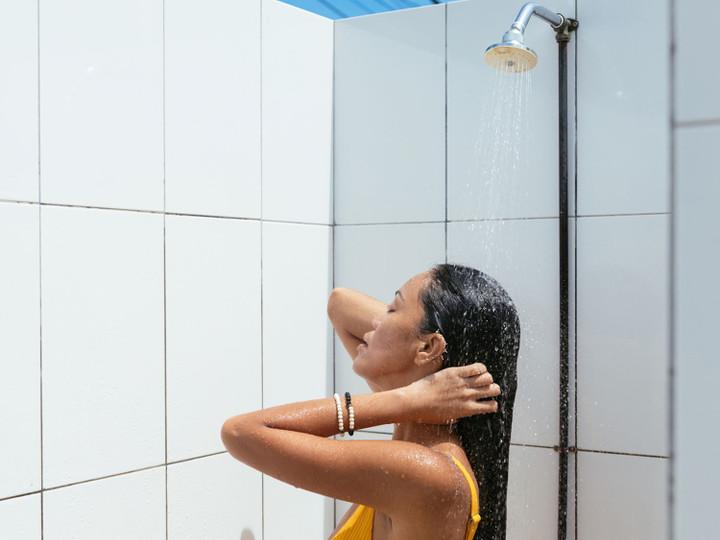 Vì sao không nên tắm lâu quá 10 phút?- Ảnh 1.
