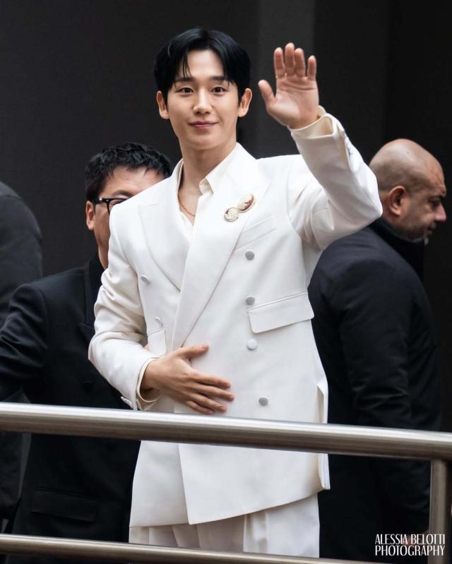 Là đại sứ ngồi hàng đầu fashion show, Jung Hae In vẫn bị cô lập vì là trai châu Á?- Ảnh 3.
