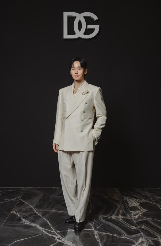 Là đại sứ ngồi hàng đầu fashion show, Jung Hae In vẫn bị cô lập vì là trai châu Á?- Ảnh 1.