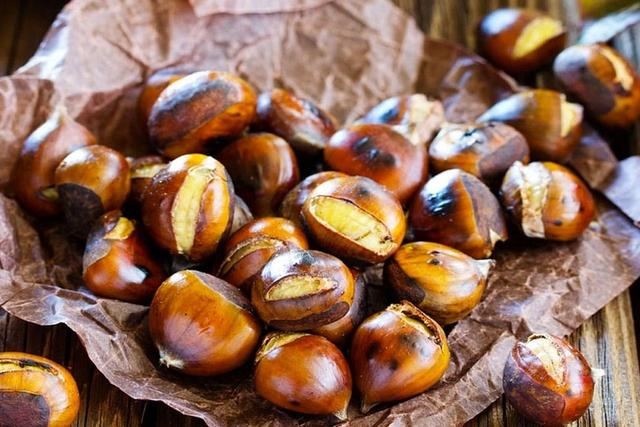 Hạt dẻ - món ăn cứu đói mùa đông hay “cái bẫy” sức khỏe? 3 nhóm người nên dừng lại- Ảnh 1.