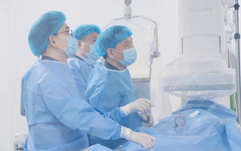 Can thiệp bít thông liên nhĩ qua da thành công cho bệnh nhân người Campuchia- Ảnh 1.