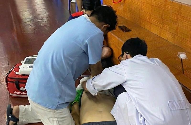 Ngưng tim khi chơi cầu lông, bác sĩ chỉ ra 'tử huyệt' và cách phòng ngừa- Ảnh 1.