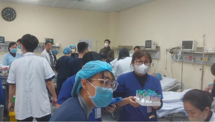 Hà Nội: Bệnh viện E tiếp nhận cấp cứu 15 người bị ngạt khói- Ảnh 1.