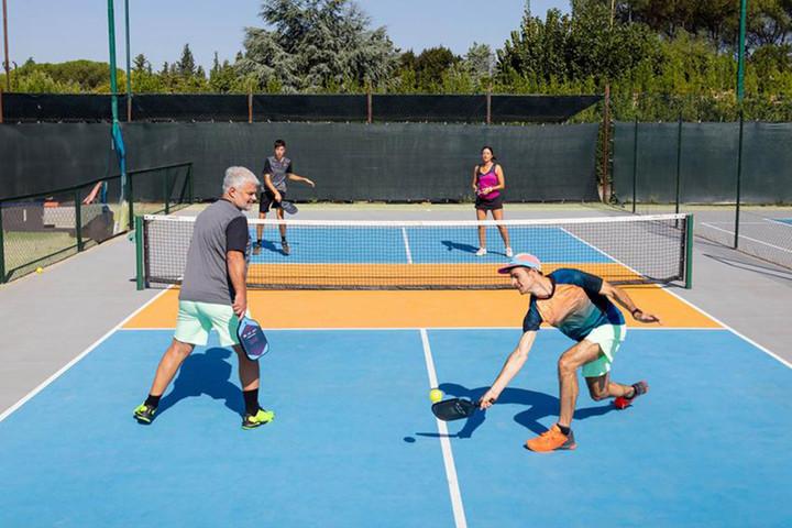 Một thói quen khi chơi Pickleball tiềm ẩn nguy cơ phải gác vợt- Ảnh 1.