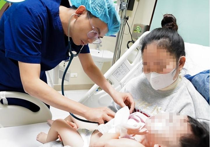 Bé 3 tuổi bị chó nhà 30kg cắn thấu ngực, nguy kịch- Ảnh 1.