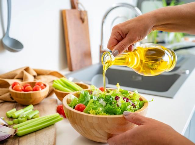 12 thực phẩm nên ăn từ giờ đến Tết để cải thiện cholesterol, theo lời khuyên của chuyên gia dinh dưỡng và bác sĩ tim mạch- Ảnh 1.