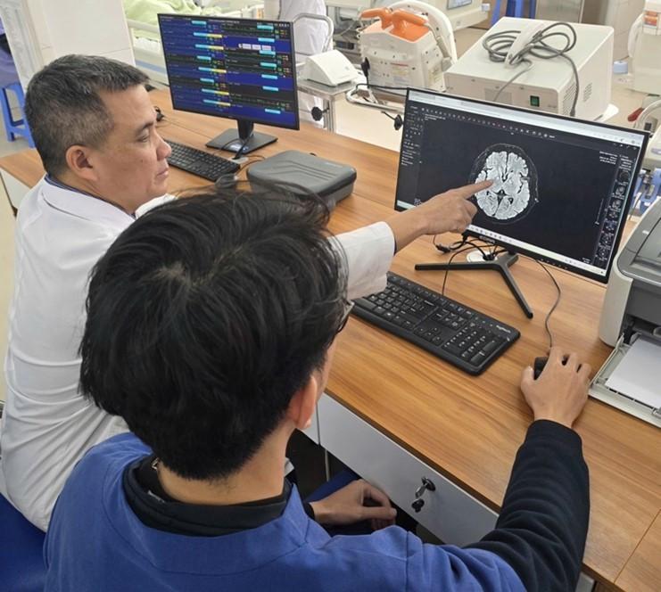 Bệnh viện Bạch Mai tiếp nhận nhiều ca hôn mê do ngộ độc khí CO- Ảnh 2.