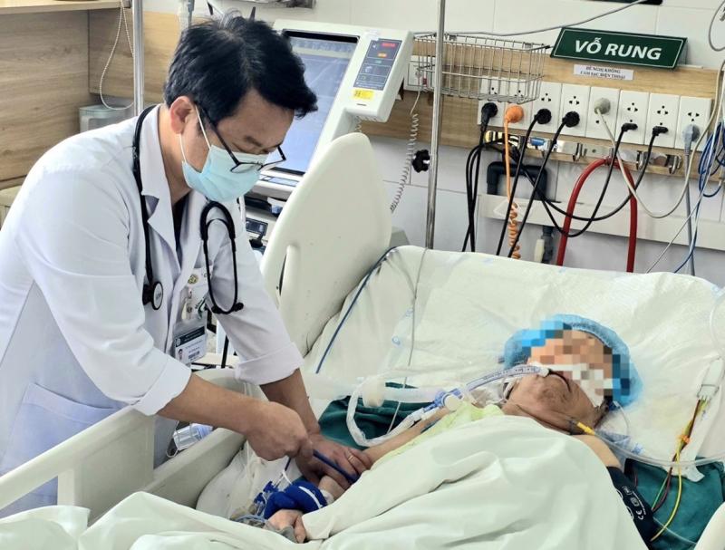 Bệnh viện Bạch Mai tiếp nhận nhiều ca hôn mê do ngộ độc khí CO- Ảnh 1.