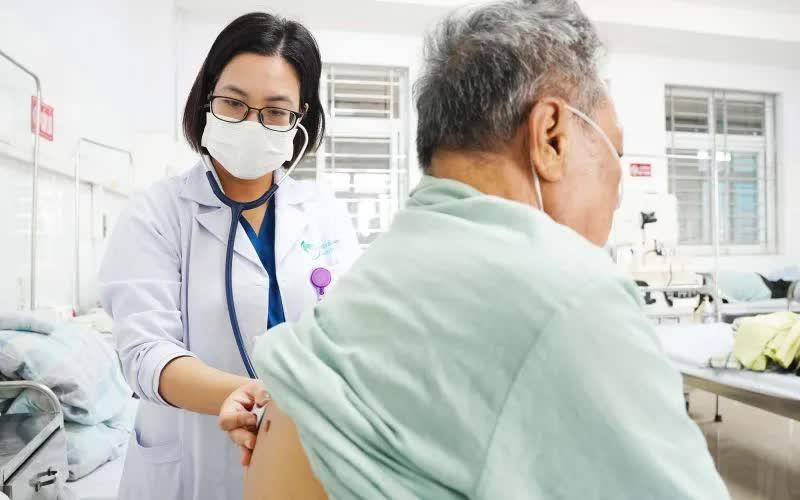 Thời tiết lạnh sâu làm tăng viêm phổi, đợt cấp COPD ở người cao tuổi- Ảnh 1.