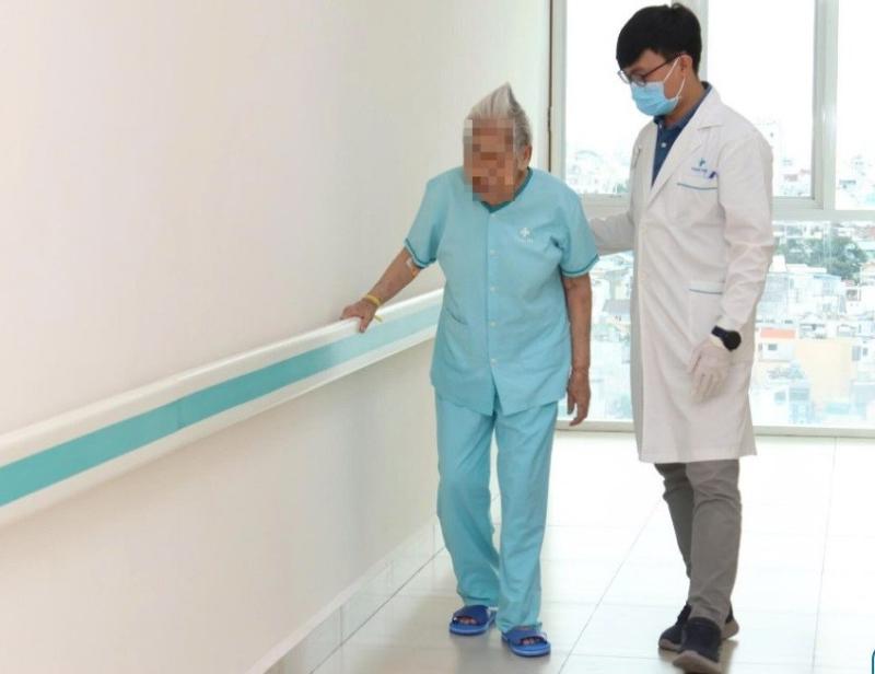 Bơm ‘xi măng’ vào đốt sống cứu cụ bà 100 tuổi- Ảnh 2.
