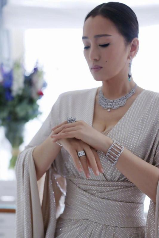 60 tuổi không ai được như minh tinh này: Thần thái quyền lực, mỉm cười vẫy tay một cái là triệu người nể nang- Ảnh 13.