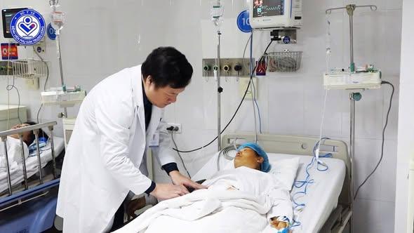 Cuộc gọi trong đêm từ vùng biên giới và hạnh trình giành giật sự sống cho sản phụ gặp biến chứng, đe dọa tính mạng cả 2 mẹ con- Ảnh 1.