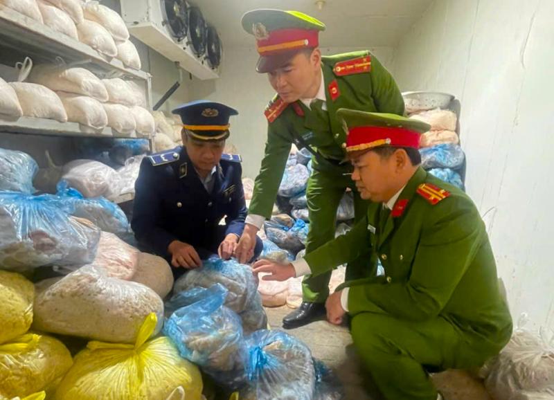 Phát hiện 1 tấn da lợn bốc mùi: Cảnh báo nguy cơ mâm cỗ Tết có bóng bì lợn bẩn- Ảnh 1.