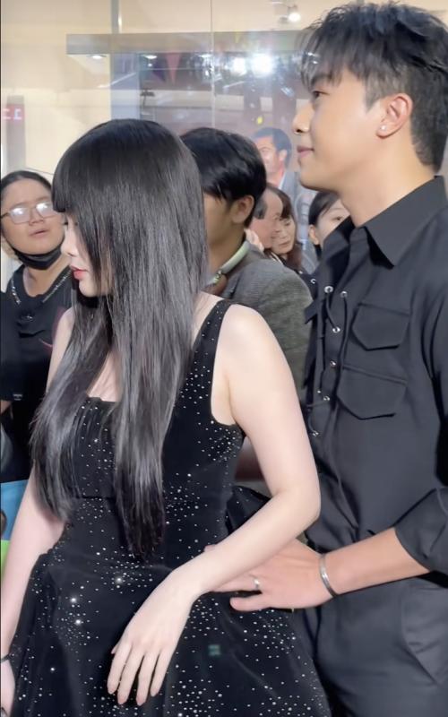 Mỹ nhân 35 tuổi đốn tim người hâm mộ khi đứng cạnh chồng: Vô tình để lộ bí quyết trẻ lâu mọi phụ nữ đều xứng đáng sở hữu- Ảnh 3.
